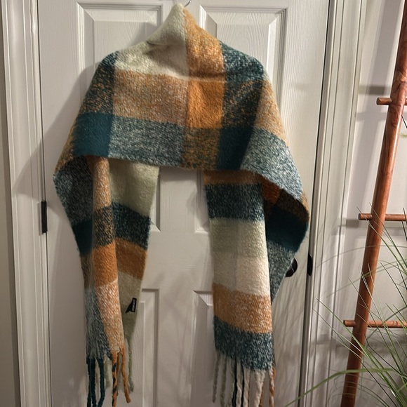 Steve Madden Colorblock Oblong Long Scarves, with Fringe Detail. Versatile! - Picture 9 of 16